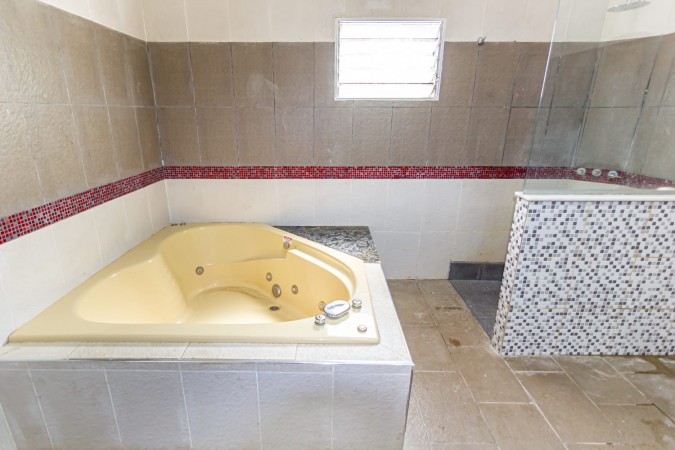 Venta Casa 3 dormitorios con Patio y Pileta - Necochea 2300, Funes