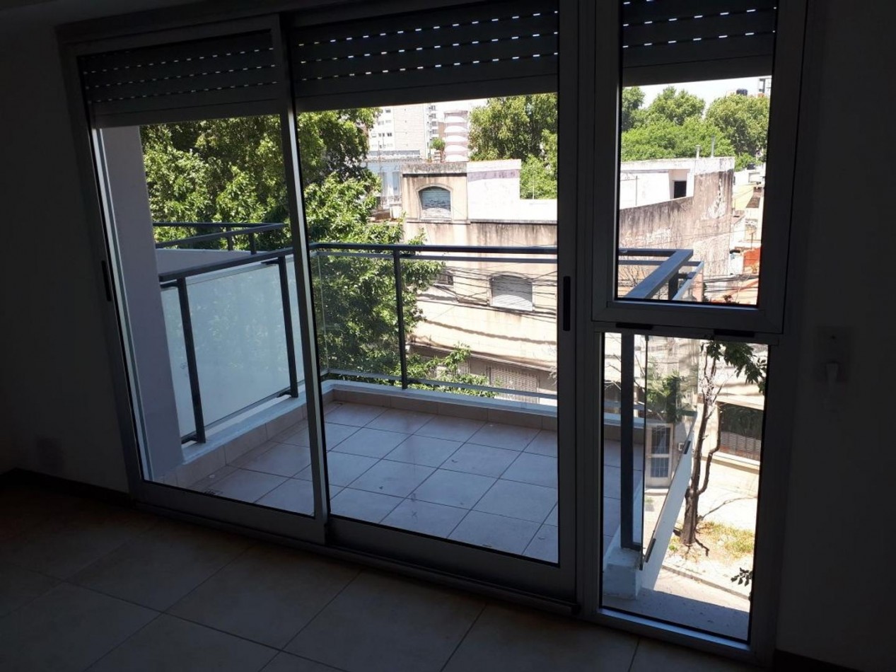 ALQUILER MONOAMBIENTE AL FRENTE CON BALCON - URQUIZA 3424. ROSARIO