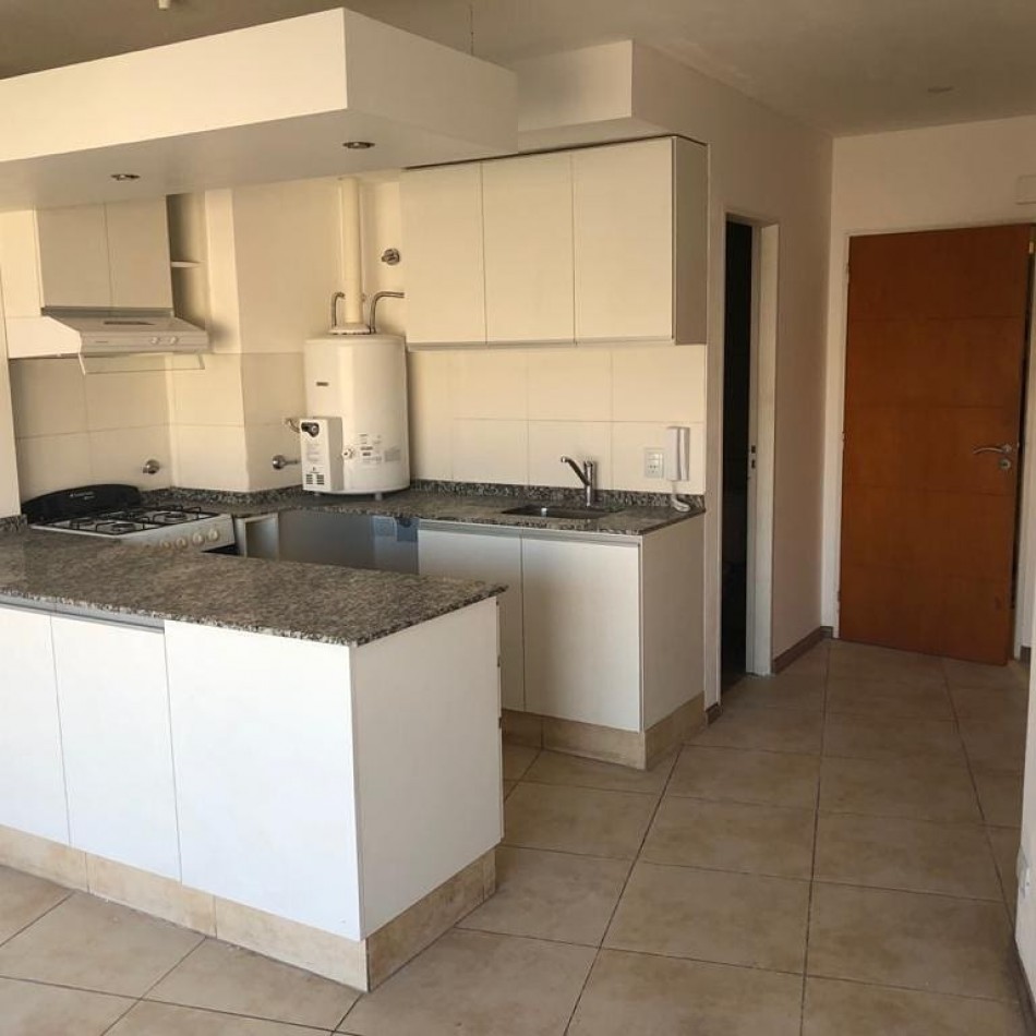 ALQUILER MONOAMBIENTE AL FRENTE CON BALCON - URQUIZA 3424. ROSARIO