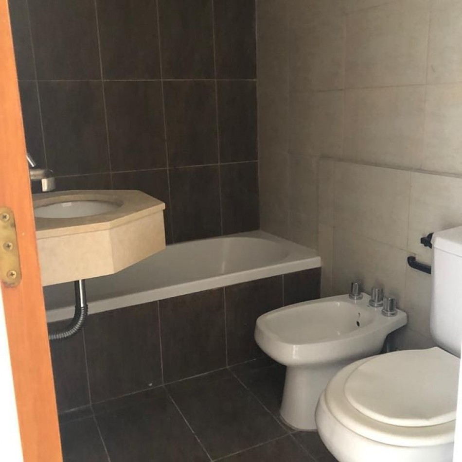 ALQUILER MONOAMBIENTE AL FRENTE CON BALCON - URQUIZA 3424. ROSARIO