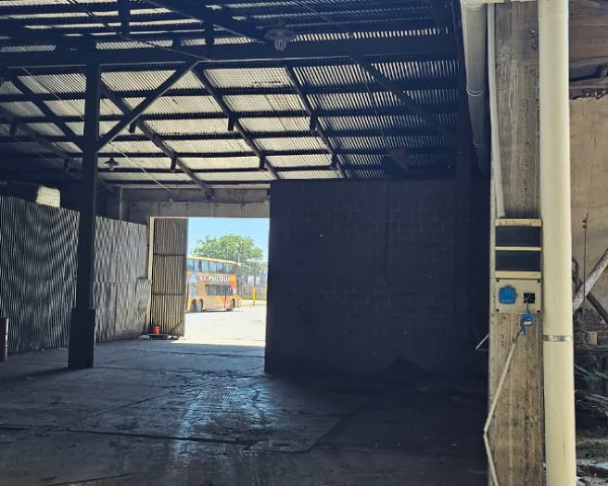 Bodega - Galpon de 1280 m² en Alquiler - Ov. Lagos 4450