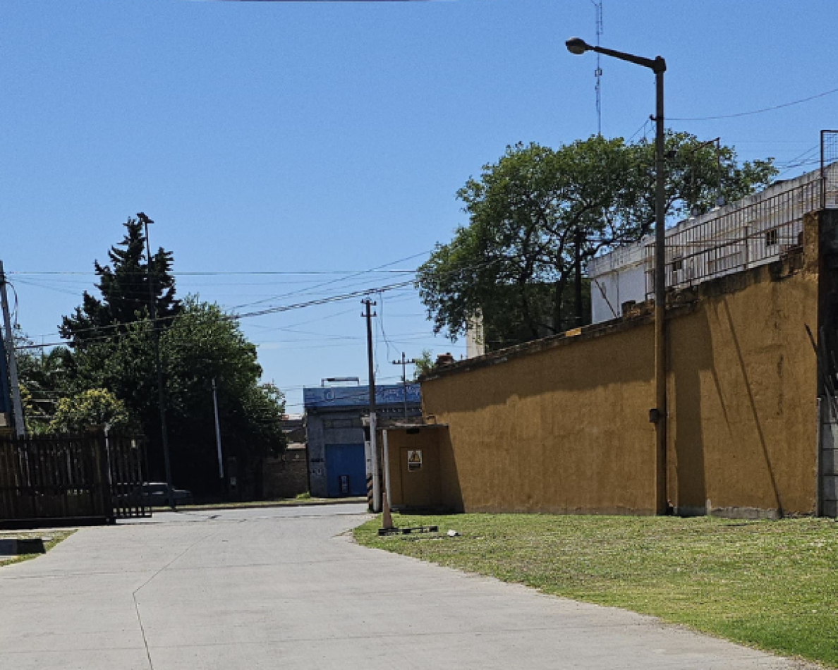 Bodega - Galpon de 1280 m² en Alquiler - Ov. Lagos 4450