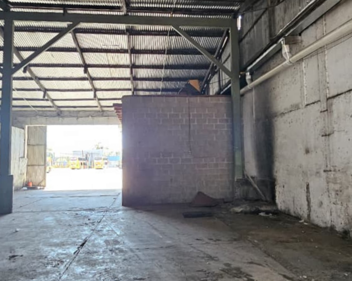 Bodega - Galpon de 1280 m² en Alquiler - Ov. Lagos 4450