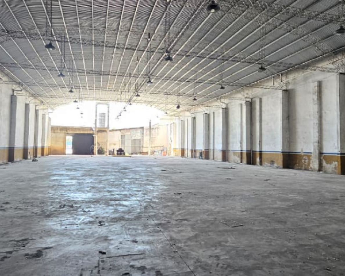 Bodega - Galpon de 1280 m² en Alquiler - Ov. Lagos 4450